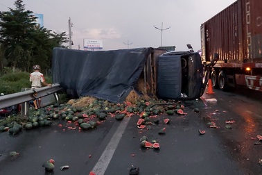 Xe tải chở dưa hấu lật ngang trên cao tốc TPHCM – Trung Lương