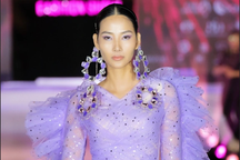 Á hậu Hoàng Thùy tiết lộ lý do đi học ở tuổi ngoài 30