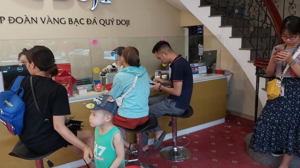 Giá vàng tăng dựng đứng: Xếp hàng chờ mua 15 phút mất gần chục triệu đồng - 1 Giá vàng tăng dựng đứng: Xếp hàng chờ mua 15 phút mất gần chục triệu đồng - 1