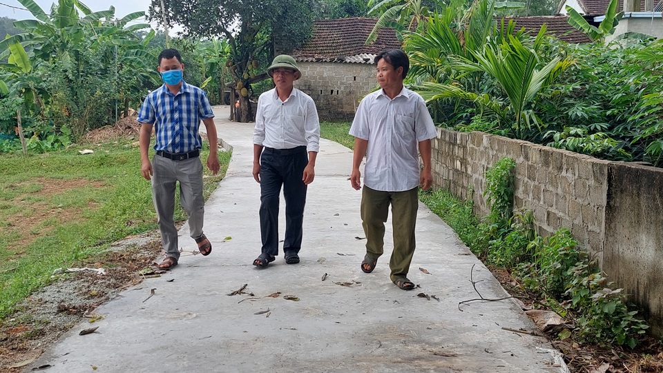 Khi nông dân nghèo bán bò, góp tiền làm đường nông thôn mới - 2 Khi nông dân nghèo bán bò, góp tiền làm đường nông thôn mới - 2