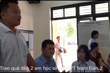 Trao 20 suất học bổng cuộc đua xe đạp "Về Trường Sơn".