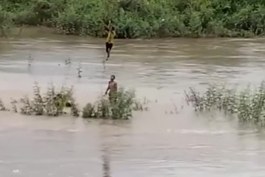 Người dân dùng máy bay không người lái cứu 2 cháu nhỏ mắc kẹt dòng lũ