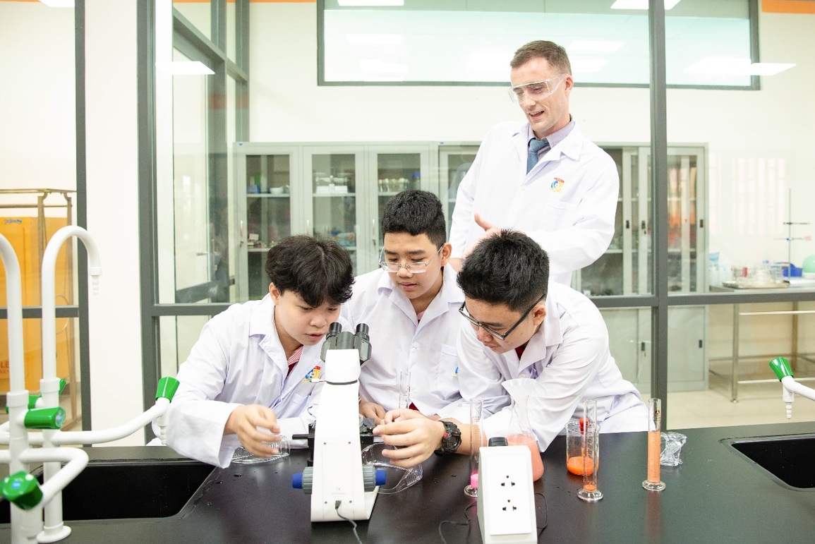 Môi trường giáo dục đạt chuẩn Cambridge tại Royal School có gì đặc biệt? - 1 Môi trường giáo dục đạt chuẩn Cambridge tại Royal School có gì đặc biệt? - 1