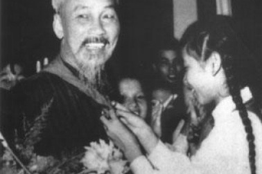 Chuyện về cô nữ sinh quàng khăn đỏ cho Bác Hồ 