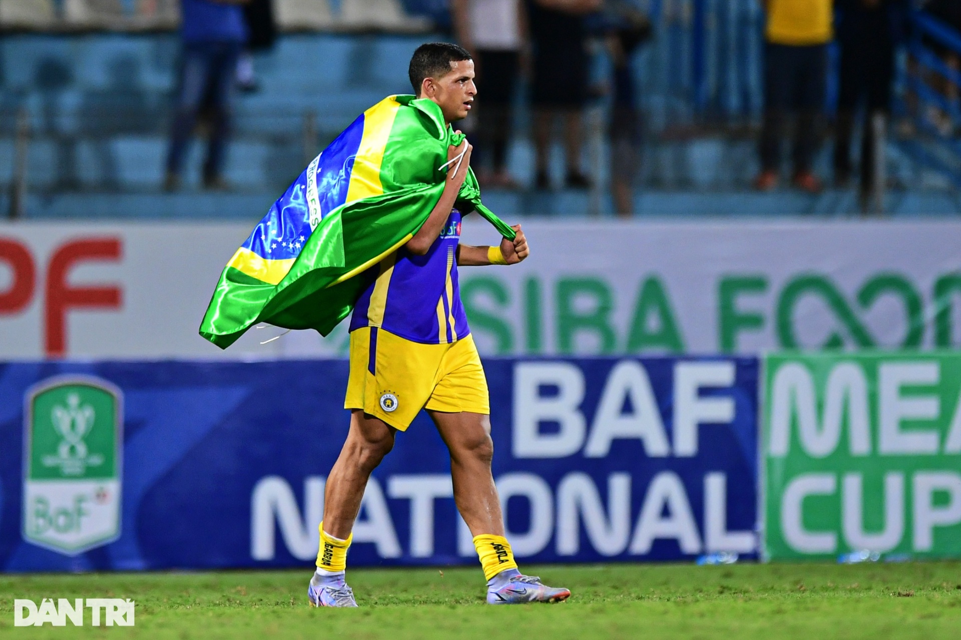 Cầu thủ CLB Hà Nội hạnh phúc ăn mừng cú đúp vô địch mùa giải 2022 - 9 Cầu thủ CLB Hà Nội hạnh phúc ăn mừng cú đúp vô địch mùa giải 2022 - 9