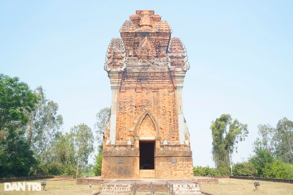 Bình Định: Nắng nóng, du khách đổ xô đi biển, điểm đến tâm linh vắng vẻ - 4 Bình Định: Nắng nóng, du khách đổ xô đi biển, điểm đến tâm linh vắng vẻ - 4