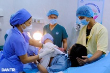 Người mẹ mắc Covid-19 nặng khi mang thai sinh con gái đúng giao thừa 2022