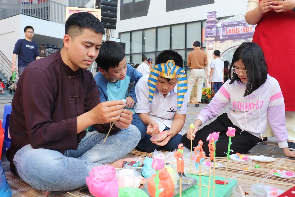 Học sinh tái hiện không gian mùa xuân khắp 5 châu - 4 Học sinh tái hiện không gian mùa xuân khắp 5 châu - 4