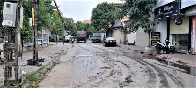 Xe tải của Cty Phan Quỳnh chở bùn, đất không che đậy làm vương vãi ra đường Bùi Quang Thận.