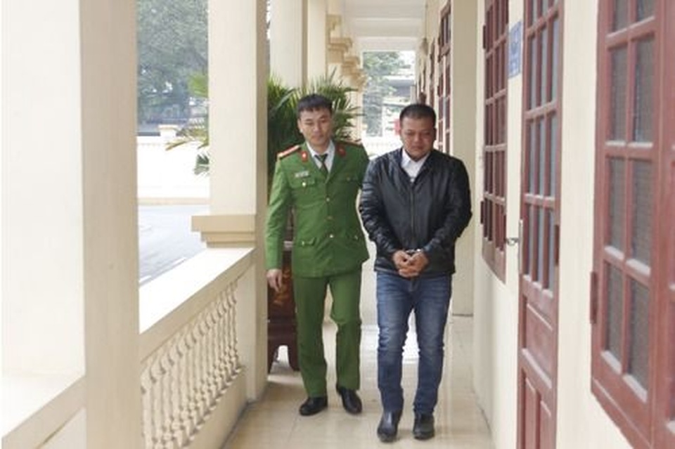 Hành khách siết cổ lái xe taxi để cướp tài sản - 1