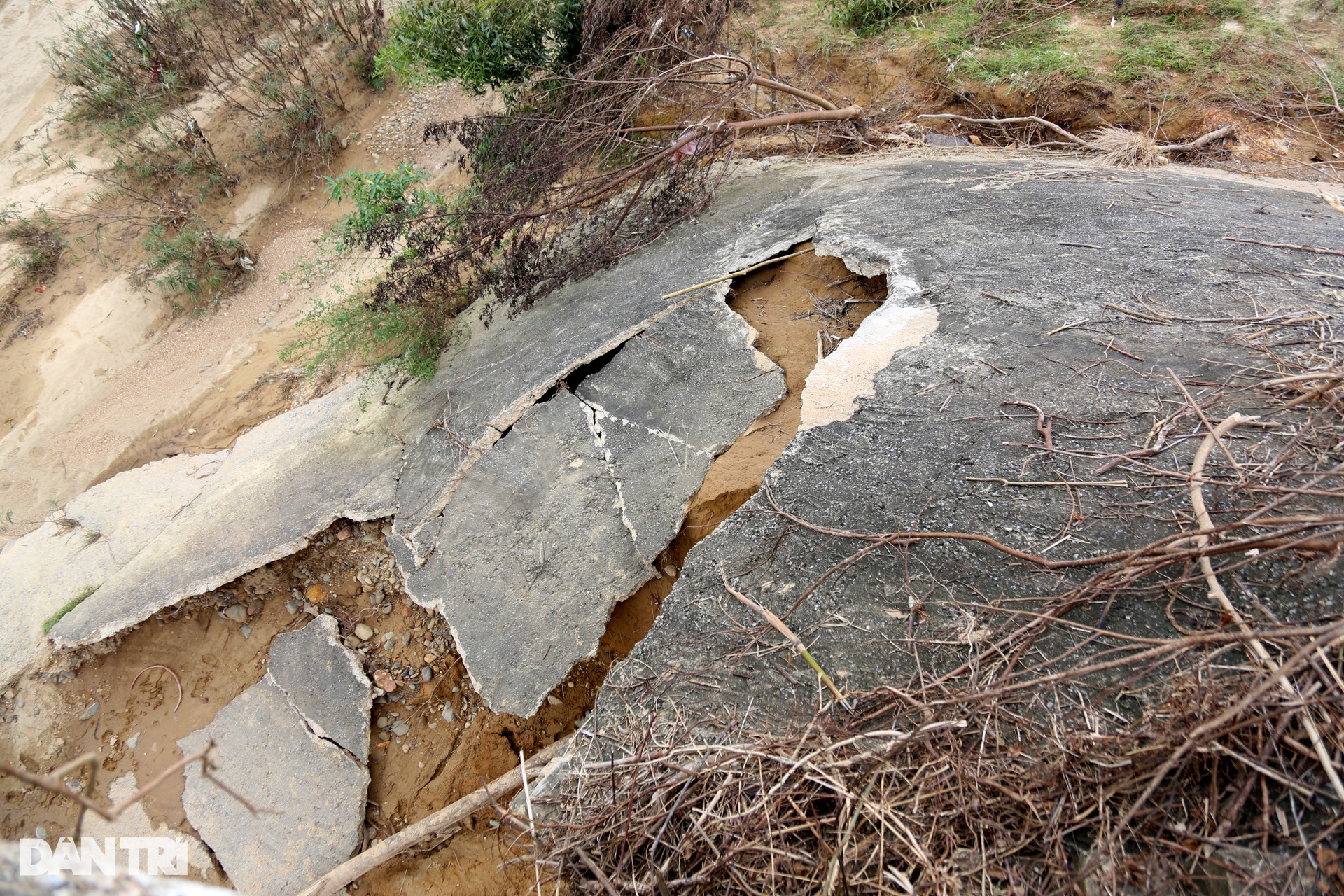 Mố cầu hở toác sau mưa lũ, hàng nghìn người bất an lo cầu sập - 3 Mố cầu hở toác sau mưa lũ, hàng nghìn người bất an lo cầu sập - 3