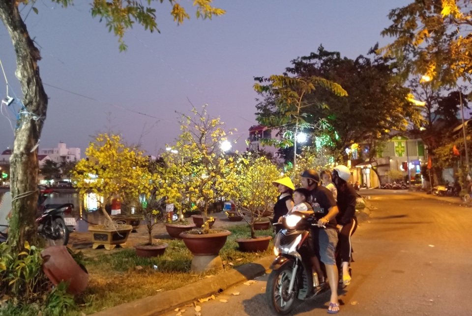 Người dân Cần Thơ hối hả đưa nàng xuân về nhà đón Tết - 16 Người dân Cần Thơ hối hả đưa nàng xuân về nhà đón Tết - 16