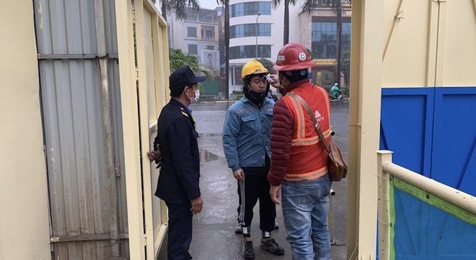 Công trường xây dựng Hà Nội đo thân nhiệt, phát khẩu trang cho công nhân - 2 Công trường xây dựng Hà Nội đo thân nhiệt, phát khẩu trang cho công nhân - 2