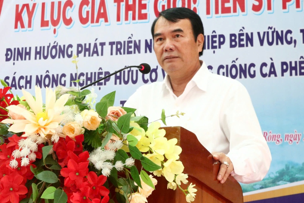 Kỷ lục gia thế giới hướng dẫn đồng bào Xơ Đăng trồng cà phê đặc sản - 1 Kỷ lục gia thế giới hướng dẫn đồng bào Xơ Đăng trồng cà phê đặc sản - 1