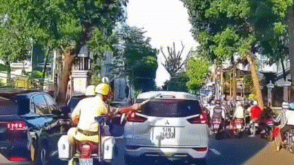 នគរបាលចរាចរណ៍ក្រុងហូជីមិញ បើកផ្លូវឲ្យរថយន្តដឹកស្ត្រីមានផ្ទៃពោះ ទៅកាន់មន្ទីរពេទ្យទាន់ពេលវេលា ដើម្បីសង្គ្រោះបន្ទាន់ - 1 CSGT TPHCM mở đường cho xe chở sản phụ kịp đến bệnh viện cấp cứu - 1