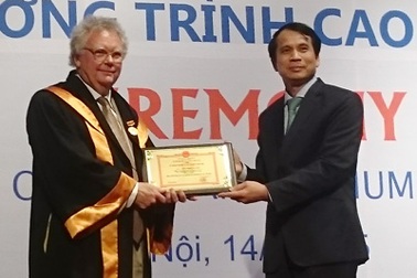 Trao tặng kỷ niệm chương “Vì sự nghiệp giáo dục” cho 3 Giáo sư Bỉ