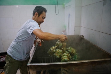 Gia đình 4 thế hệ làm giò chả thu 400 triệu đồng mỗi năm