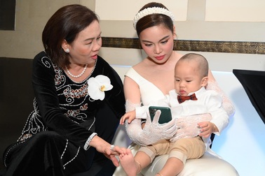 Giang Hồng Ngọc tất tả... chăm con trong hôn lễ