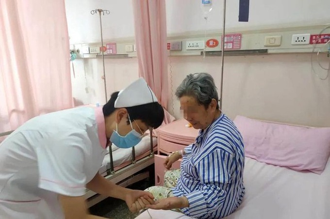 Bi kịch nhà giàu: 2 mẹ con ở villa, đi thang máy đi tắm rồi bị kẹt 4 ngày, sống nhờ khổ nhục kế - Ảnh 2. Bi kịch nhà giàu: 2 mẹ con ở villa, đi thang máy đi tắm rồi bị kẹt 4 ngày, sống nhờ khổ nhục kế - Ảnh 2.