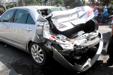 “Xế hộp” bạc tỷ bị xe tải tông nát đuôi