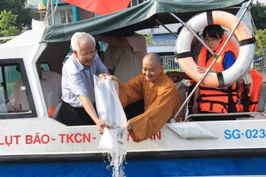 Thả 200.000 con cá giống xuống dòng kênh mới hồi sinh