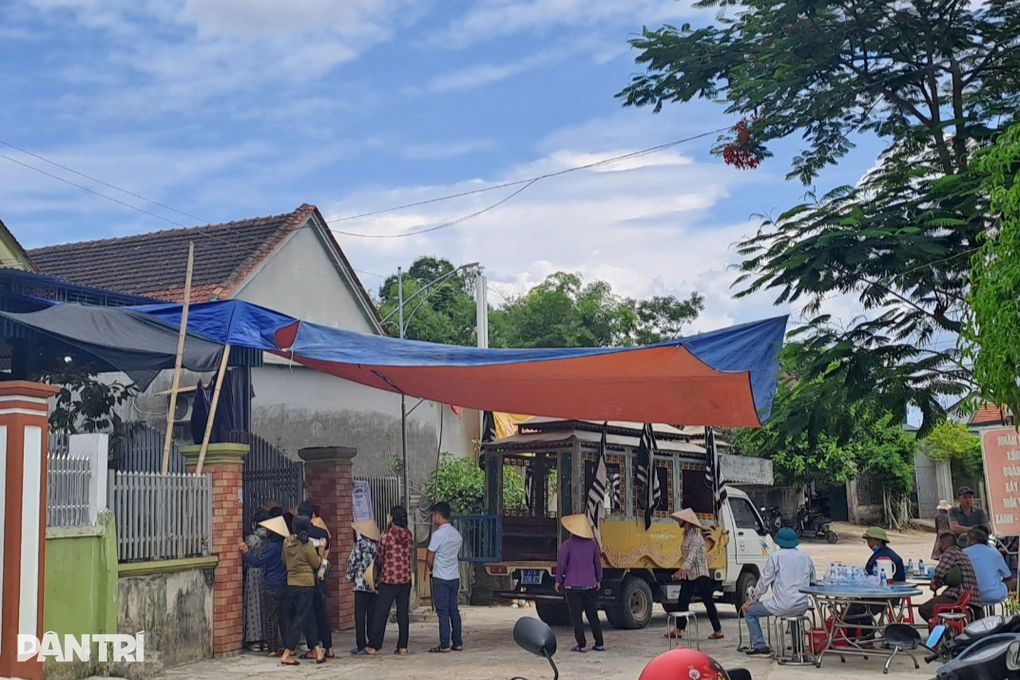 Vụ chồng đâm vợ, đốt nhà hàng xóm: 2 ngày 2 đám tang và 2 đứa trẻ mồ côi - 1 Vụ chồng đâm vợ, đốt nhà hàng xóm: 2 ngày 2 đám tang và 2 đứa trẻ mồ côi - 1