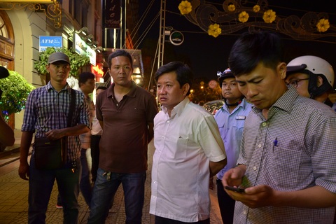 Tối chủ nhật, ông Đoàn Ngọc Hải một mình đi kiểm tra vỉa hè