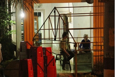 2 vợ chồng gục trên vũng máu, con rể dắt xe rời khỏi hiện trường