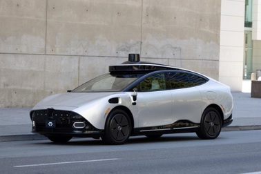 Xe điện tự lái “made by VinFast” gây chú ý ở Trung Đông