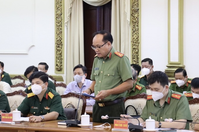 Thượng tá Huỳnh Tấn Lê, Phó Trưởng phòng tổ chức cán bộ, Công an TP.HCM báo cáo về kết quả công tác tuyển chọn công dân tham gia nghĩa vụ Công an nhân dân năm 2022.