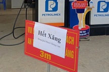 Nhiều cửa hàng treo biển "hết xăng" trước dự báo tăng giá vào ngày mai