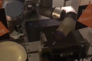 Ngỡ ngàng với robot tự động chế biến món trứng ốp lết