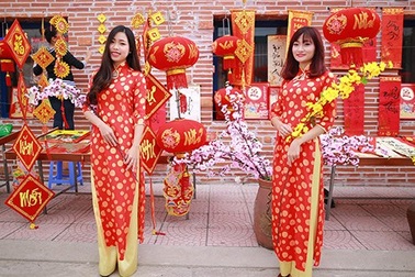 Giới trẻ Việt chụp ảnh chào Tết với trang phục truyền thống