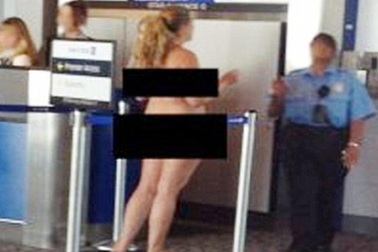 Nữ hành khách khỏa thân đi mua vé máy bay