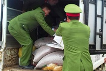 Bắt giữ và tiêu hủy số lượng lớn hàng hóa nhập lậu từ Trung Quốc