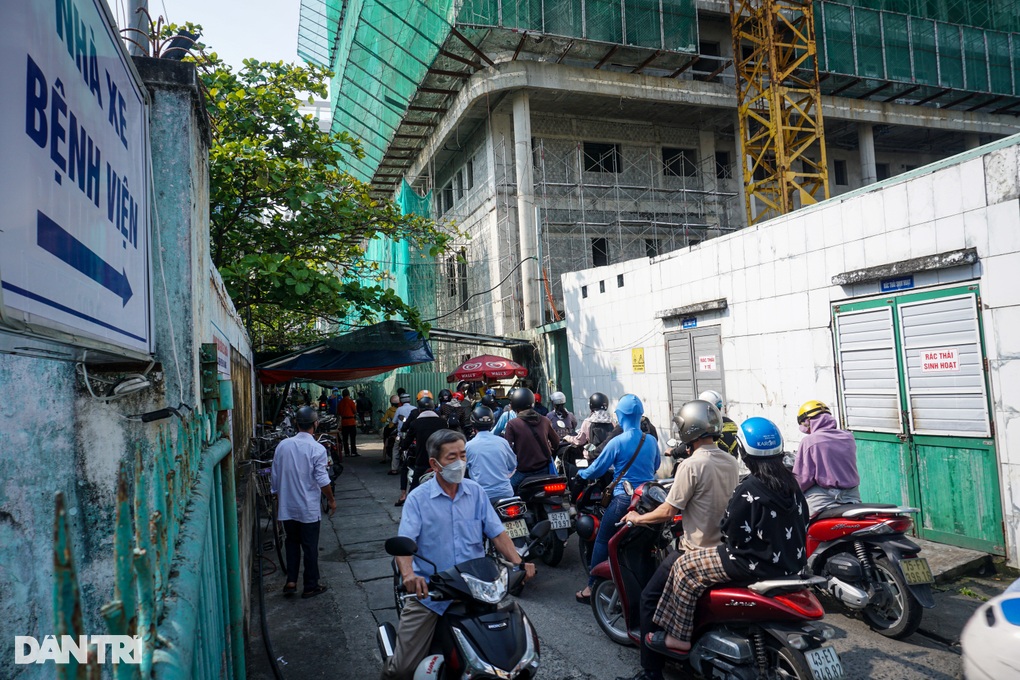 Lấy lại vỉa hè bị chiếm dụng xung quanh Bệnh viện Đà Nẵng - 5 Lấy lại vỉa hè bị chiếm dụng xung quanh Bệnh viện Đà Nẵng - 5