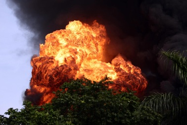 Hà Nội: Cháy lớn gần tổng kho xăng dầu, thùng hóa chất văng xa trăm mét