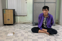 Bắt quả tang tên cướp giật dây chuyền vàng của người đi đường ở Bình Dương