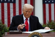 Ông Trump ký sắc lệnh giúp "vòi sen tại Mỹ vĩ đại trở lại"