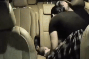 Điều dưỡng cứu bé sơ sinh ngừng thở vì sặc sữa trên taxi