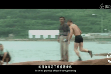 Nhà sư chùa Nam Thiếu Lâm Trung Quốc khổ luyện, chạy như bay trên mặt nước