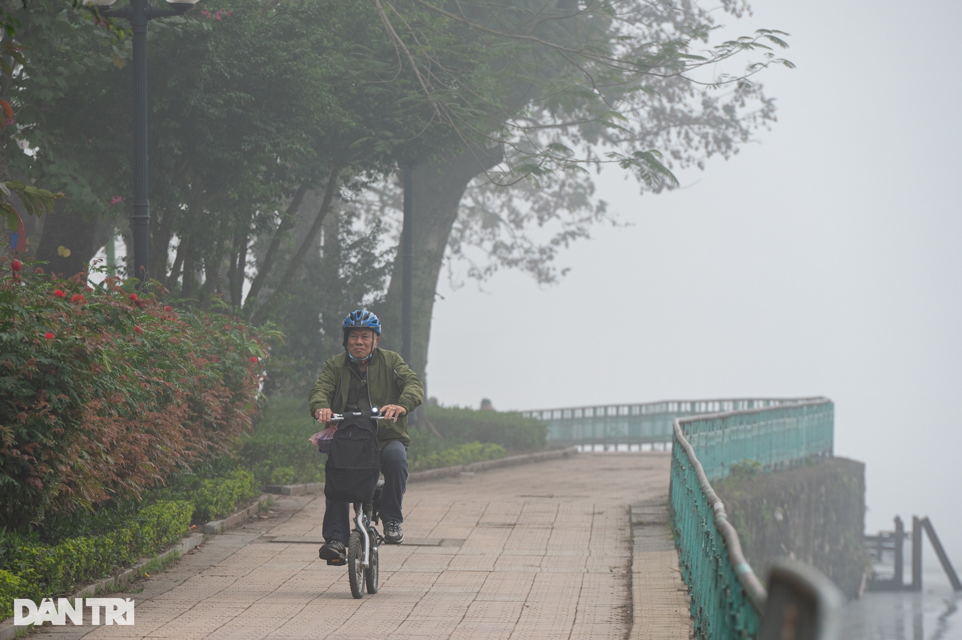 Bầu trời Hà Nội tái diễn tình trạng sương mù dày đặc - 12 Bầu trời Hà Nội tái diễn tình trạng sương mù dày đặc - 12
