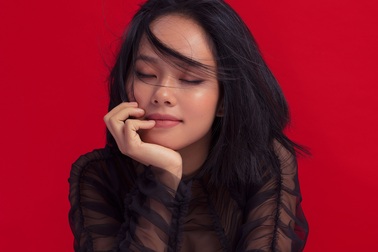 “Gái một con” Hoàng Quyên tái xuất với hình ảnh ngọt ngào