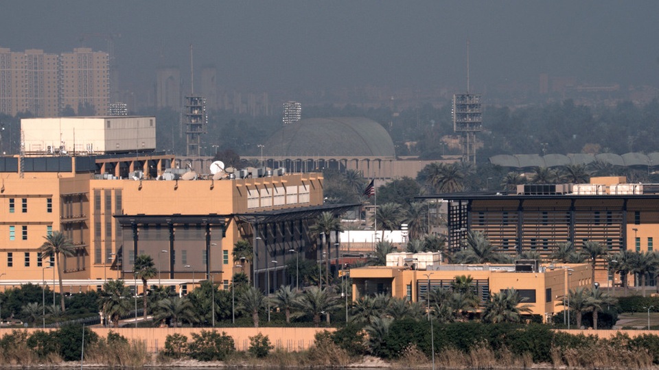 Tên lửa rơi cách Đại sứ quán Mỹ ở Iraq 100m, còi báo động inh ỏi - 1 Tên lửa rơi cách Đại sứ quán Mỹ ở Iraq 100m, còi báo động inh ỏi - 1