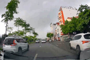 Hà Nội: Sét đánh nhà dân, người đi đường thót tim kể khoảnh khắc tóe lửa