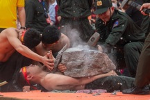 Cảnh sát biểu diễn khí công, đập vỡ đá tảng 100kg đè trên ngực