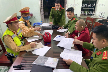 Ô tô khách hết đăng kiểm, lái xe mua tem kiểm định giả về dán