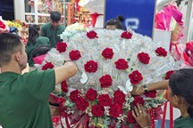 Chồng gom 500 tờ vé số làm "bó hoa" tặng vợ ngày Valentine mơ đổi đời