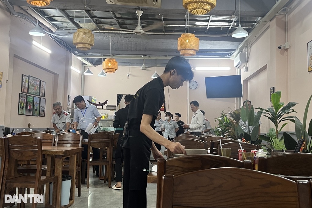 Quán lòng xe điếu nổi tiếng TPHCM bị kiểm tra, tạm dừng đón khách - 1 Quán lòng xe điếu nổi tiếng TPHCM bị kiểm tra, tạm dừng đón khách - 1
