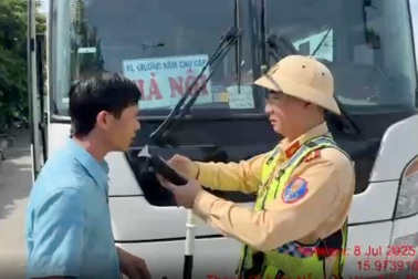 Kiểm tra nồng độ cồn lái xe khách, CSGT phát hiện tài xế "tráo" người